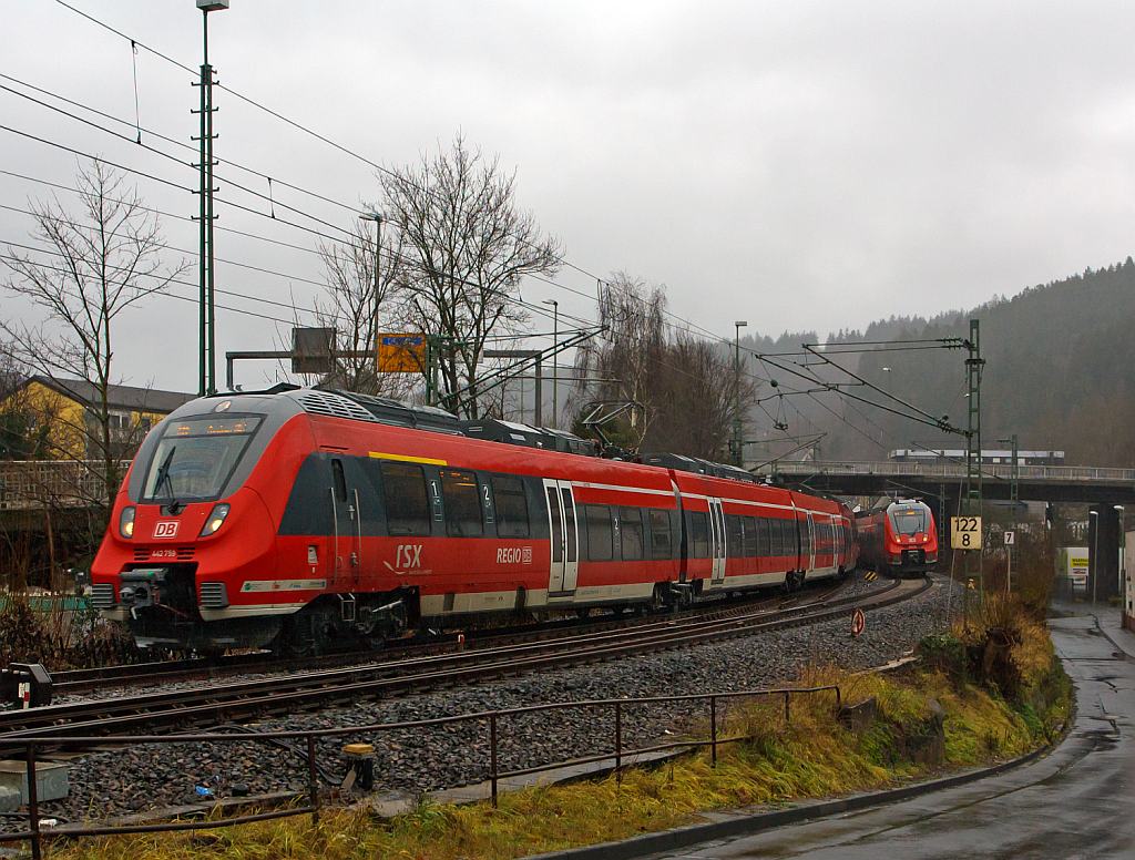 Zugbegegnung im Regen, es gibt wohl nur ein nasses Weihnachten: 
Der RE 9 - Rhein-Sieg-Express begegnen sich in Betzdorf/Sieg bei Km 122,8 am 23.12.2012. Der eine (hinten) 442 259 und 443 302 (ein vierteiliger und ein f�nfteiliger Talent 2) f�hrt, mit Verz�gerungen im Betriebsablauf,  gleich in den Bahnhof Betzdorf ein, er f�hrt als RE 10920 die Strecke Siegen - K�ln - Aachen. Der andere 442 258, dieser Umlauf besteht nur aus dem einen vierteiligen Talent 2, er f�hrt als RE 10915 von Betzdorf weiter in Richtung Siegen.