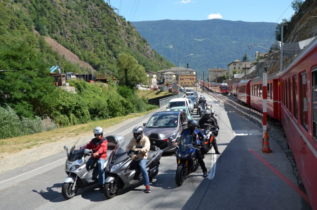 Zugbegegnung in der Station Campocologno. Wegen dortiger Bauarbeiten kam es auch zu einem R�ckstau auf dem Bahn�bergang mit einer entsprechend langen Schlange von Motorradfahrern und Automobilisten am 11.08.2012.