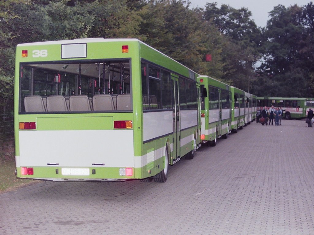 Zulassungen 1990. ... der an diesem Abend als zweiter von f�nf Bussen auf dem Hinterhof des Depots abgestellt wurde. Ein weiterer O 405, ebenfalls am 16.08.90 zugelassen, mit der Nummer 37 kam sp�ter. Au�erdem waren zus�tzlich zwei MAN SL 202 geordert worden. Die Wagen 38 und 39, genau 14 Tage sp�ter angemeldet, am 30.08.90, wurden ebenfalls seperat angeliefert. Fehlen also zu diesen Bussen noch drei Fahrzeuge, ob darunter noch Busse mit abweichender Lackierung waren ? Mal sehen ...