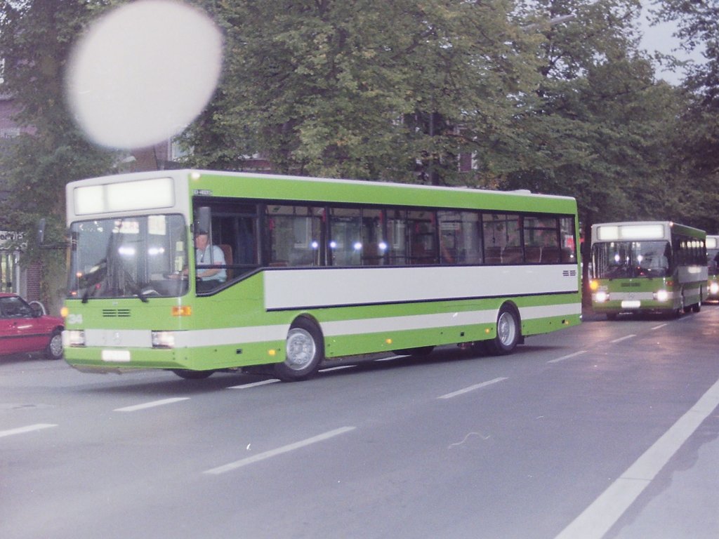 Zulassungen 1990. ... im geschlossenen Konvoi vorzufahren und - man wusste ja, was man uns Fans schuldig war - in der richtigen Reihenfolge. Und so erreichten Anfang September 1990 die Wagen 32 bis 36 den Betriebshof in der Alexanderstra�e. Wie immer war die Spannung gro�, was eine eventuelle besondere Lackierung der Fahrzeuge betraf. Aber diesmal war nur ein nicht in firmenfarben lackierter Bus dabei, ...