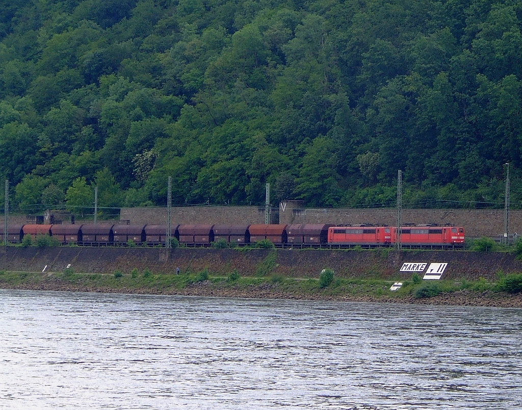 Zwei 151er (nur die erste aufgeb�gelt) mit einem Kohlezug fahren auf der rechten Rheinstecke am 17.05.2007 bei Koblenz-Ehrenbreitstein, Rheinaufw�rts (S�den).