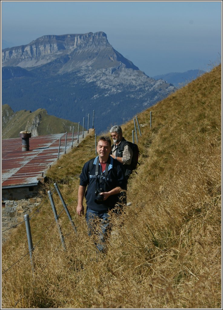 Zwei Bahnfotografen auf dem Brienzer Rothorn suchen den besten Standort f�r ein Foto.
(01.10.2011)
