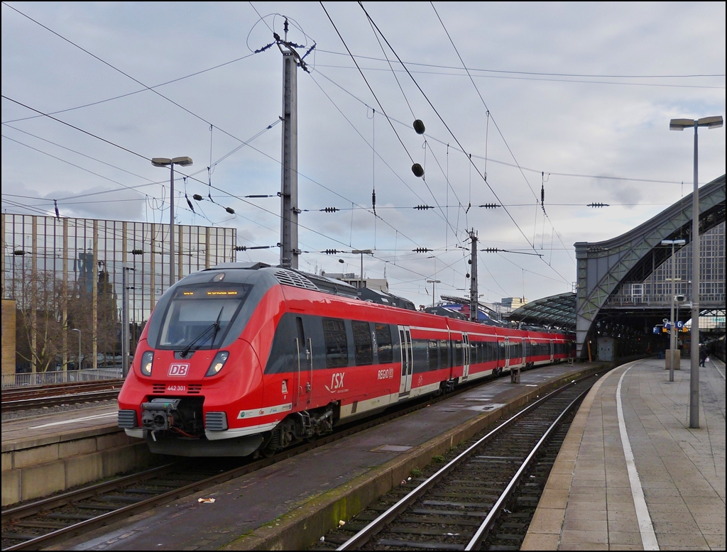 Zwei gekuppelte Talent 2 (442 301 und 442 261) verlassen als RE 9 (Rhein-Sieg-Express) am 30.12.2012 den Hauptbahnhof von K�ln in Richtung Aachen. (Hans)