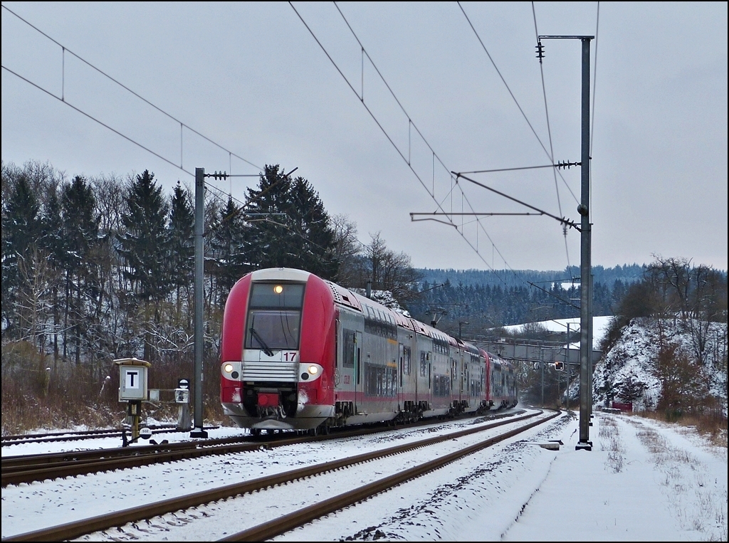 Zwei gekuppelte Triebz�ge der S�rie 2200 (2217 und 2220) fahren am 18.01.2013 als IR 3764 Luxembourg - Troisvierges in den Bahnhof von Wilwerwiltz ein. (Jeanny)