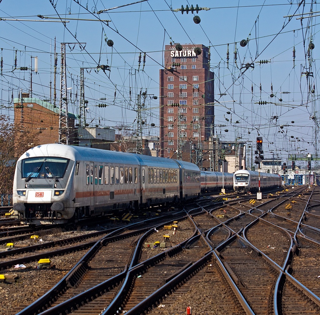 Zwei IC wollen Steuerwagen voraus in am 26.03.2013 in den Hbf K�ln einfahren, der linke darf zu erst.