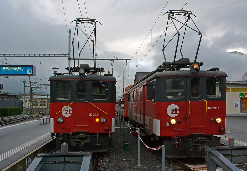 Zwei zahnlose 70 Jahre alte Schwestern, der zb (Zentralbahn) nebeneinander im Bahnhof Meiringen am 29.09.2012 - Gep�cktriebwagen De 110 003-1 (ex Deh 4/6 - 910 ) und Gep�cktriebwagen De 110 022-1 (ex LSE De 4/4 122) der vor dem Umbau auf reinen Adh�sionsbetrieb die (ex Deh 4/6 907).