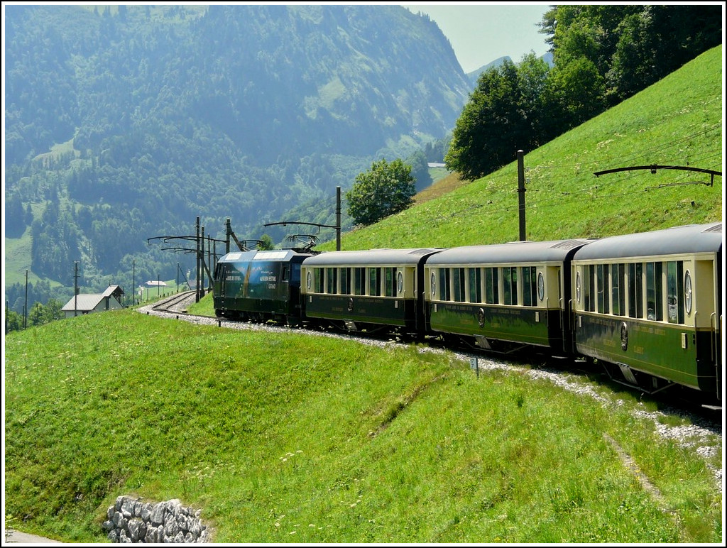 Zwischen Gstaad und Ch�teau d'Oex scheint die Zeit stehen geblieben zu sein. Die alten Fahrleitungsmasten passen exzellent zu den Pullmanwagen, nur die moderne Ge 4/4 st�rt etwas die romatische Idylle. 31.07.2008 (Jeanny)