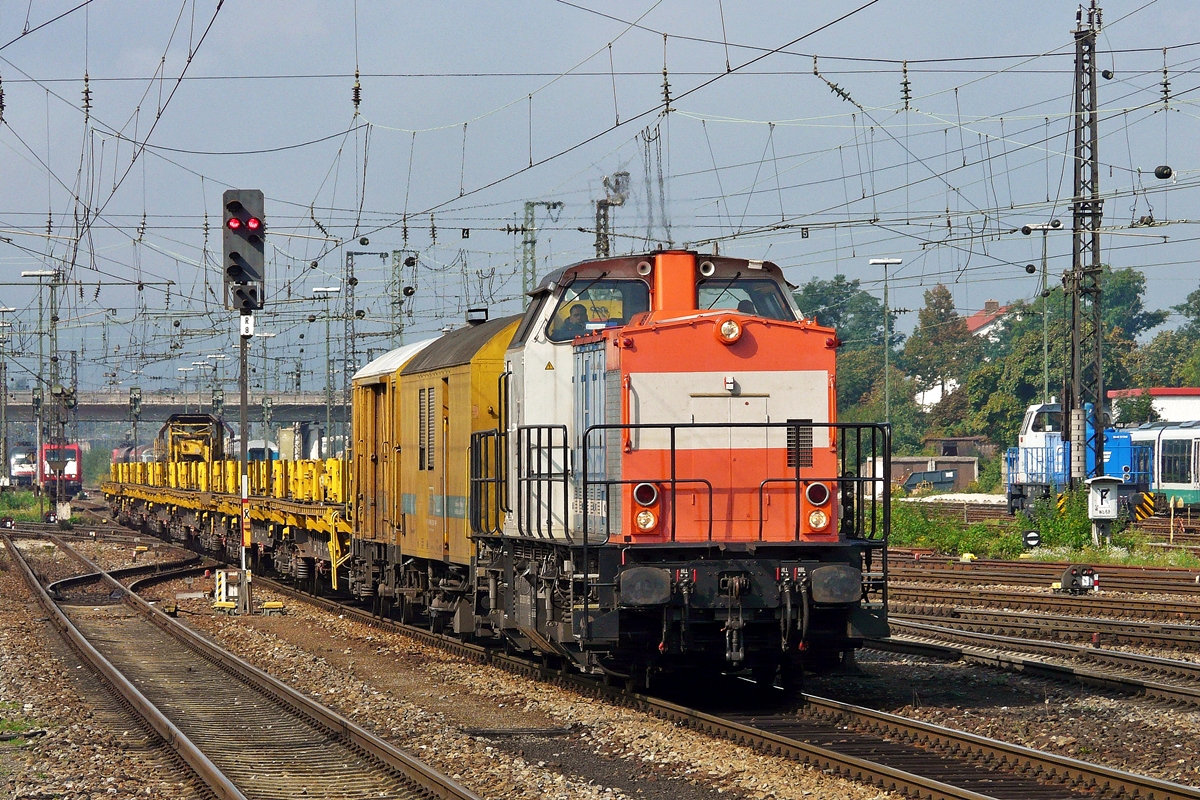 . 203 163-1 der NBE Rail (92 80 1203 163-1 D-NBEG) durchf�hrt am 11.09.2010 mit einem Bauzug den Hauptbahnhof von Regensburg. (Jeanny) 