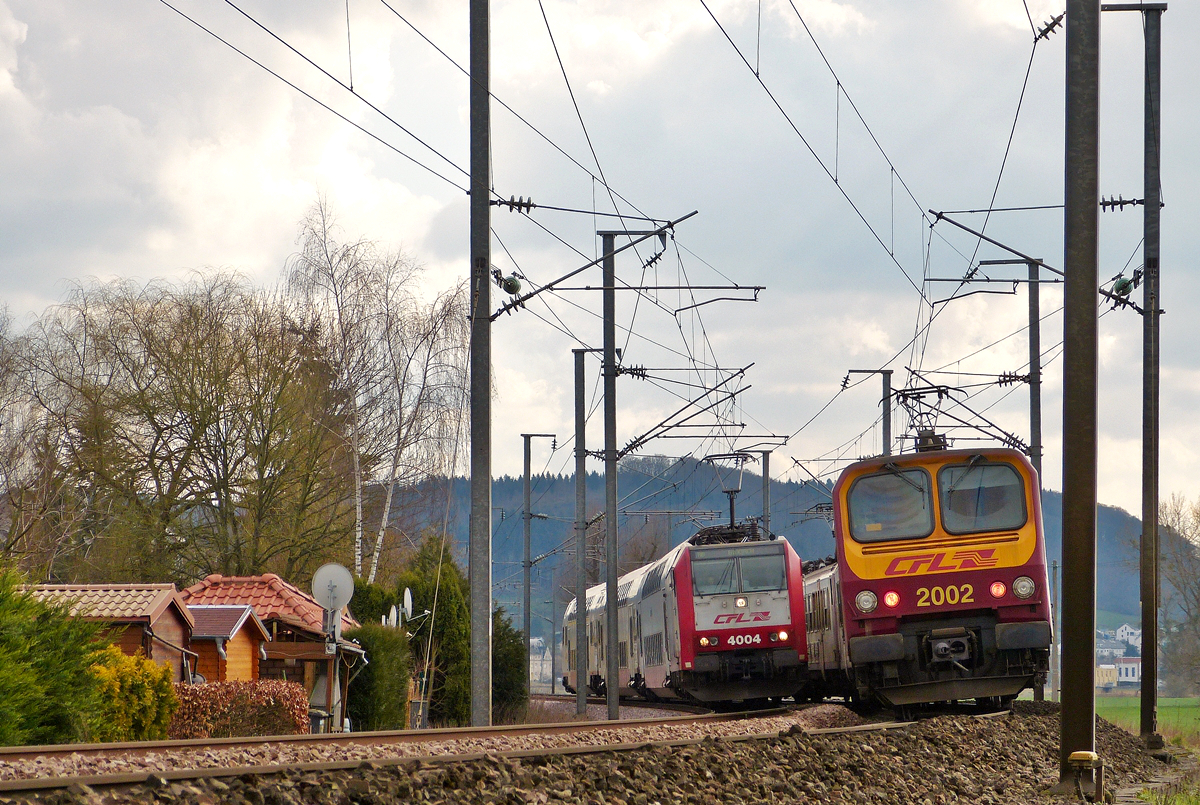 . 4004 trifft auf 2002 - Am 25.02.2016 gab es in der N�he von Rollingen/Mersch eine Zugbebegnung zwischen der E-Lok 4004 und dem Triebzug 2002. (Hans) 