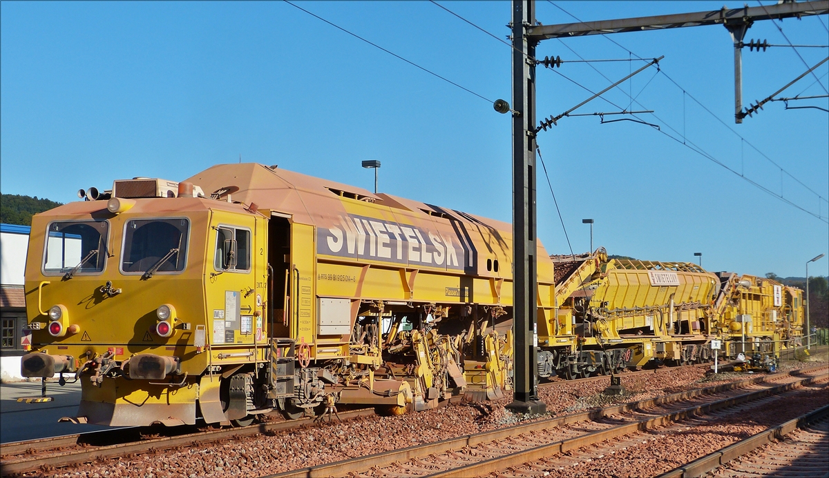 . A-RTS 99 81 9125 014 – 6; Schweres Nebenfahrzeug Art: Schotterbewirtschaftungssystem BDS 2000 Kehrteil; gebaut von Plasser & Theurer im Jahr 2011 im Einsatz f�r die Gleisbaufirma Swietelsky; Eigengewicht 72,6t; zugelassen f�r Streckenklasse C 2 und H�her; mak 100 km/h; aufgenommen in Schieren 09.09.2016. (Hans) 