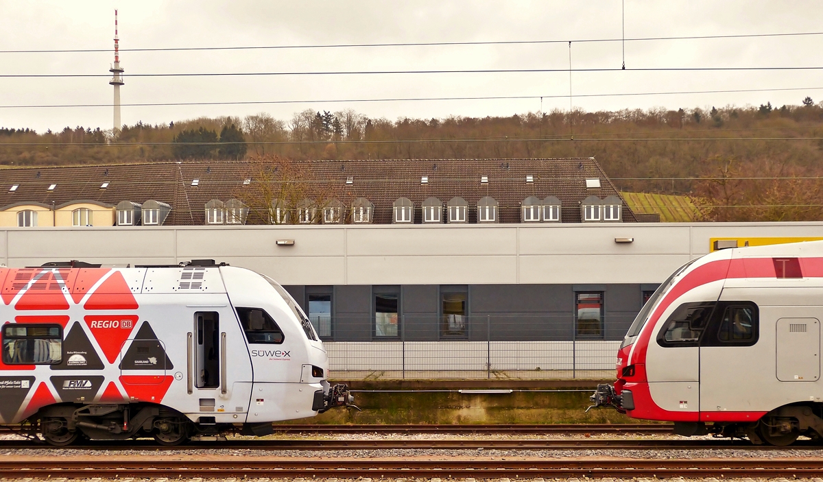 . Ab heute soll der Abstand zwischen den beiden Triebz�gen k�rzer werden. Am 27.02.2015 hielten der DB Regio S�WEX und der CFL KISS noch deutlich Abstand im Trierer Hauptbahnhof. (Hans)