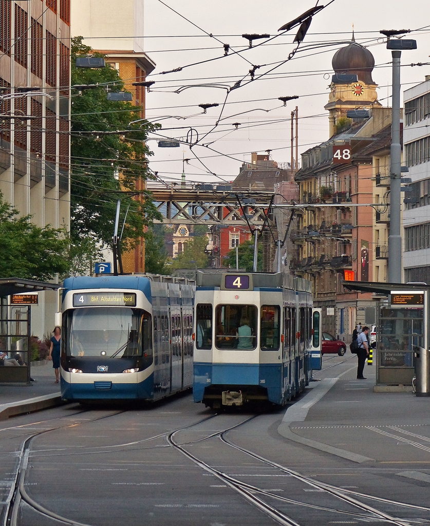 . Abendstimmung in Z�rich - An der Haltestelle Escher Wys Platz begegnen sich ein Cobra Tram und ein Tram 2000, beide auf der Linie 4 fahrend. 05.06.2015 (Jeanny)