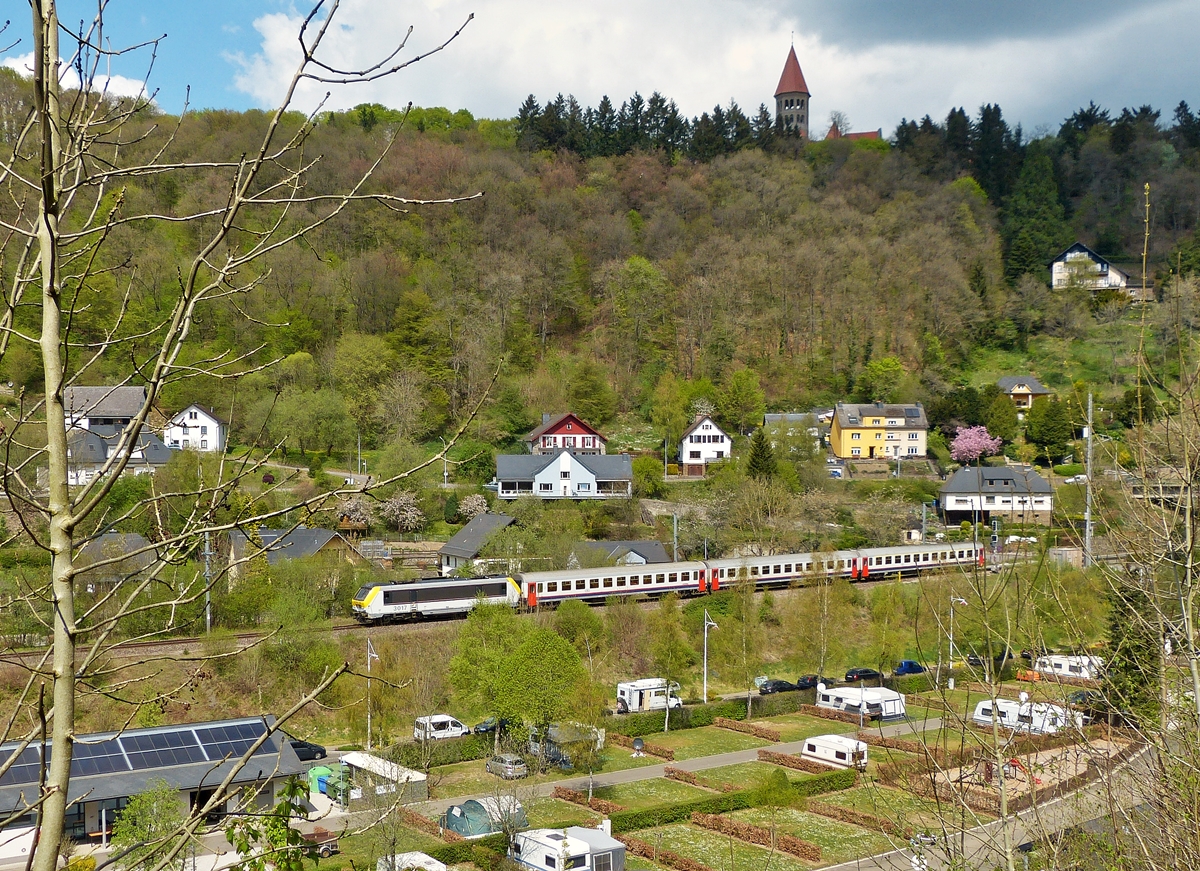 . Als der IR 115 Liers - Luxembourg am 21.04.2014 um 12.53 Uhr Clervaux durchfuhr, k�ndigte sich das Unheil schon an �ber der Abtei St Maurice. Eine dicke schwarze Regenwolke schien es auf unsere Fotostelle abgesehen zu haben. 21.04.2014 (Jeanny)