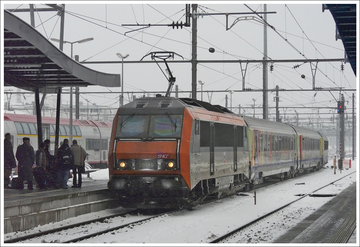 . Als der Zug noch Eurocity 296  Jean Monnet  hiess - Am schneereichen Morgen des 21.12.2009 erreicht die BB 26149 mit dem EC 296 Basel - Br�ssel am Haken mit der geringf�gigen Versp�tung von 5 Minuten den Bahnhof von Luxemburg. (Jeanny)