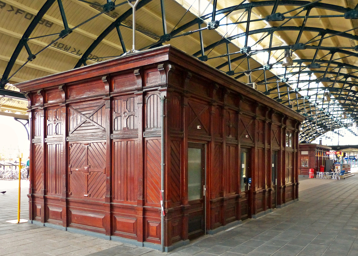 . Alt und neu im Bahnhof von Leeuwarden - Die sch�nen alten Warteh�uschen aus Holz wurden perfekt ins moderne Design integriert. 04.05.2016 (Hans)