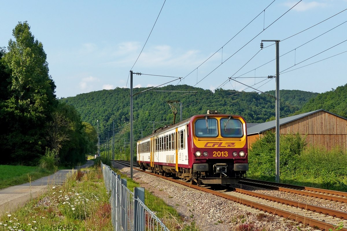 . Am 01.08.2014 lag die Nordstrecke in Erpeldange/Ettelbr�ck noch im Sonnenschein, als der Z 2013 als IR 3743 Troisvierges - Luxembourg durch das Sauertal fuhr. (Jeanny)