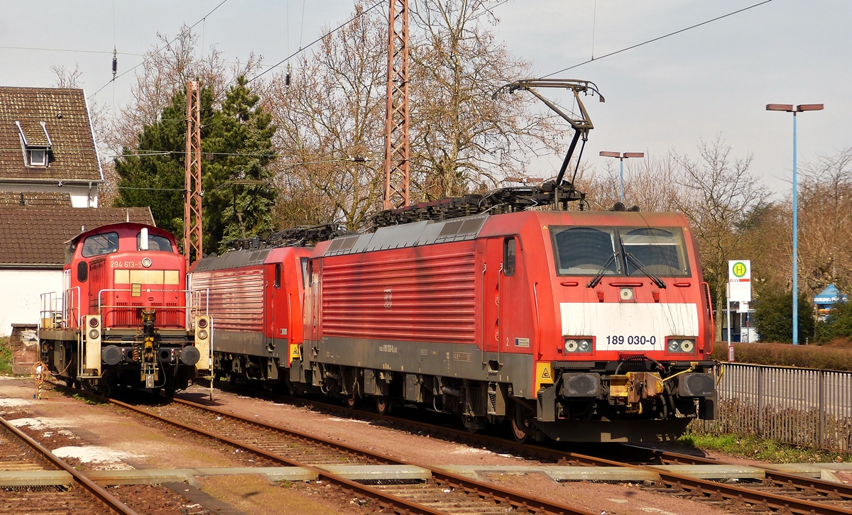. Am 03.04.2015 waren die beiden E-Loks 189 030-0 und 189 043-3 (als Reserve f�r den Erzbomber), sowie die Rangierlok 294 613-5 im Bahnhof von Dillingen/Saar abgestellt. (Hans)