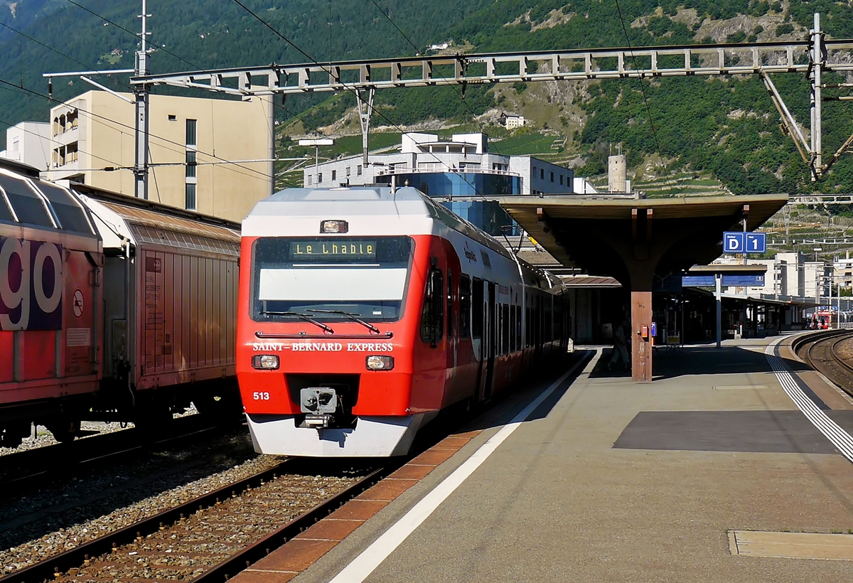 . Am 03.08.2008 stand der M-O (TMR/Region Alps) NINA RABe 527 513-6 in der Saint-Bernard-Express Farbgebung im Bahnhof von Martigny zur Abfahrt nach Le Ch�ble bereit. (Hans)