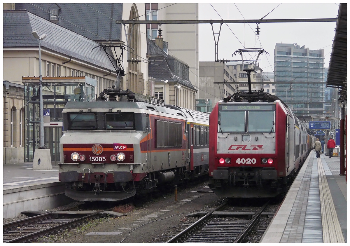 . Am 06.06.2009 stand der EC 91  Vauban  Bruxelles Midi - Chur mit einer Versp�tung von �ber einer Stunde abfahrbereit neben einem CFL Wendezug im Bahnhof von Luxemburg Stadt. (Jeanny)

Ich habe mit Schrecken festgestellt, dass es noch keine Bilder meiner absoluten Lieblingslok bei Hellertal.startbilder gibt. Deshalb wird es h�chste Zeit die SNCF BB 15000, auch  nez cass�s  genannt, hier mal vorzustellen:

Die BB 15000 ist eine franz�sische Elektrolokomotivbaureihe der Soci�t� nationale des Chemins de Fer Fran�ais (SNCF) f�r den Einsatz auf den mit Wechselstrom von 25 kV 50 Hz elektrifizierten Streckennetz. Die Lokomotiven wurden von Alsthom in den Jahren 1971 bis 1976 gebaut.

Die Lokomotiven besitzen die f�r die 1960er- und 1970er-Jahre typische Frontform des Designers Paul Arzens, die „nez cass�“ (etwa „gebrochene Nase“) genannt wird und erstmals bei den Maschinen der Baureihe CC 40100 zur Anwendung kam. Sie besitzen viele elektronische Apparaturen wie die automatische Geschwindigkeitsregelung und haben sich im Betrieb als sehr zuverl�ssig erwiesen. Die konstruktive H�chstgeschwindigkeit liegt bei 180 km/h, w�hrend in der Praxis die H�chstgeschwindigkeit auf 160 km/h beschr�nkt ist. Die Maschinen sind die ersten franz�sischen Streckenlokomotiven mit zwei F�hrerst�nden, die nur einen Stromabnehmer haben.

Anzumerken ist, dass die letzten 15 gebauten Loks zugunsten eines gr��eren F�hrerstandes eine weniger schiefnasige Frontpartie besitzen.

Alle Lokomotiven waren von Anfang an im els�ssischen Stra�burg beheimatet und wurden dort auf die Fernverkehrsbereiche sowie auf die Bereiche TER Alsace und Lorraine verteilt. Mit der Er�ffnung des TGV Est 2007 wurden viele Loks f�r neue Bereiche frei. Bis Ende 2011 wurden alle BB 15000 sukzessive nach Ach�res verlegt, wo sie die Lokomotiven der Reihe BB 16000 zum gro�en Teil und die Lokomotiven der Reihe BB 16100 vollst�ndig ersetzt haben.

Die fr�heren hochwertigen Reisezugleistungen, wie die ehemaligen TEE-Nobelz�ge Goethe, Iris, Vauban und Stanislas sind mit der Umbeheimatung nach Ach�res fast vollst�ndig Vergangenheit. Mittlerweile erfolgen die meisten Eins�tze an TER-Nahverkehrsz�gen.

F�r Eins�tze nach Luxemburg wurden die Loks 15005, 15008, 15016 bis 15021, 15023 und 15025 nachtr�glich mit dem Zugsicherungssystem Memor II+ ausger�stet.

Der Steckbrief der S�rie BB 15000:

Nummerierung: 15001–15065
Hersteller: Alsthom-MTE
Baujahr(e): 1971–1976
Achsformel: B'B'
Spurweite: 1435 mm (Normalspur)
L�nge �ber Puffer: 17.480 mm
Dienstmasse: 88 t
Radsatzfahrmasse: 22 t
H�chstgeschwindigkeit: 160 km/h
Dauerleistung: 	4300 kW
Stromsystem: 25 kV 50 Hz AC
Strom�bertragung: Oberleitung; 1 Stromabnehmer
Anzahl der Fahrmotoren: 2

Die auf dem Bild zu sehende BB 15005 trug die sch�ne  livr�e TEE  und das Original SNCF Logo. Dieses Design passte am besten zu den tollen Loks.
