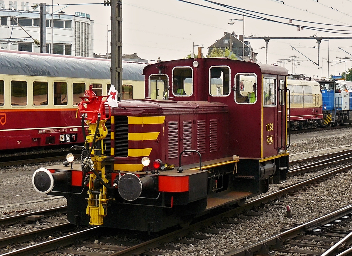 . Am 09.05.2009 wurde im Bahnhof von Luxembourg 150 Jahre Einsenbahn in Luxemburg gefeiert. Die CFL 1023 �bernahm an diesem Tag Rangierarbeiten und konnte vor illustrem ausl�ndischen Material fotografiert werden.

Bei der Lok hnadelt es sich um eine Deutz vom Typ A8 L614. Sie wurde 1956 unter der Fabriknummer 56324 bei Kl�ckner-Humboldt-Deutz gebaut.