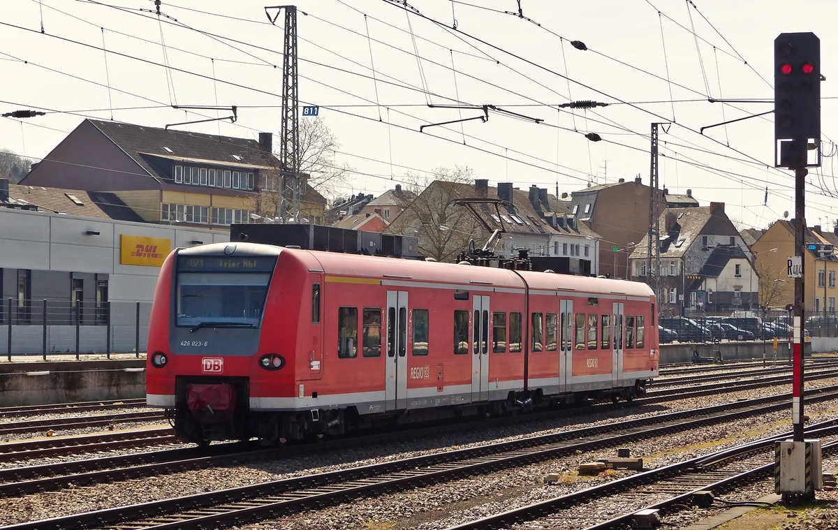 . Am 10.04.2015 pr�sentierte sich der Babyquietschi, auch Erdbeerk�rbchen genannt, 426 023-6 der DB Regio im Gegenlicht des Hauptbahnhofs von Trier. (Jeanny)