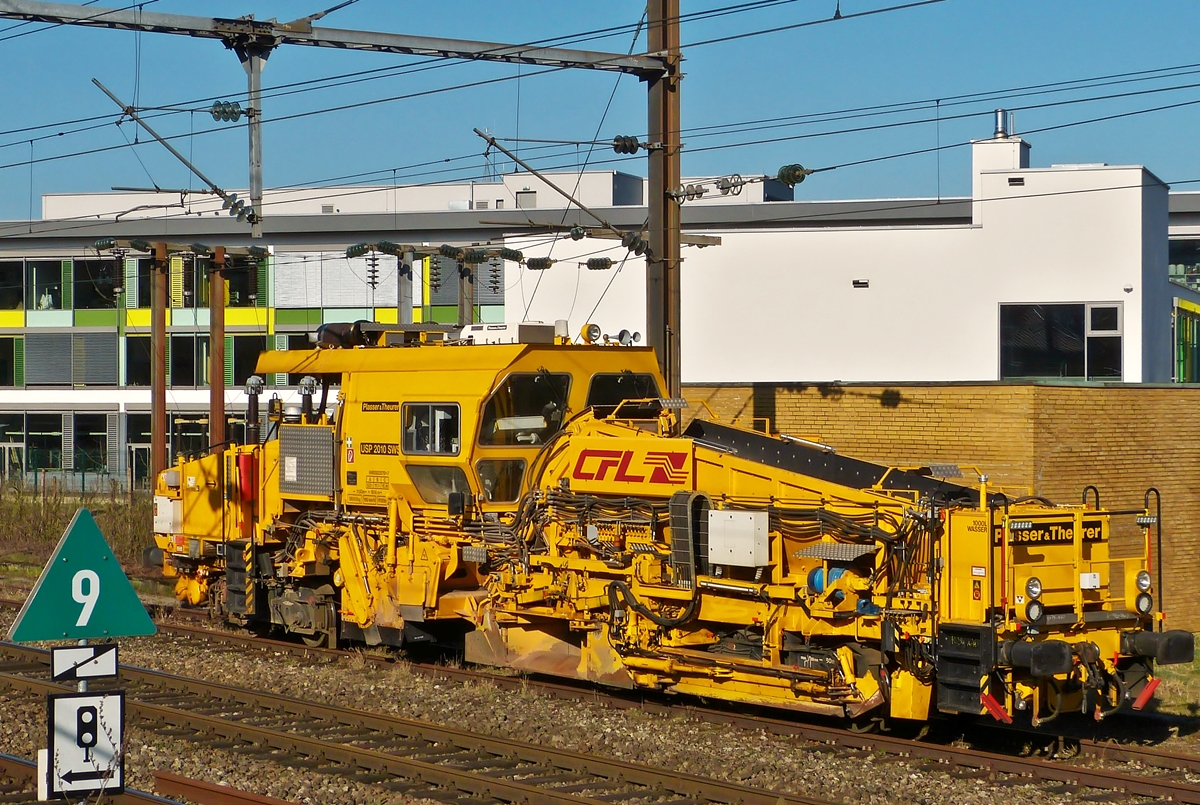 . Am 12.03.2015 war die CFL 791, eine Plasser & Theurer Schotterverteil- und Planiermaschine vom Typ USP 2010 SWS (99 82 9225 791-7) im Bahnhof von Mersch abgestellt. (Hans)

Die technischen Daten der CFL 791:

Offizielle Bezeichnung: R�galeuse USP 2010 SWS
Hersteller: Plasser ＆ Theurer
Zahl der Radachsen: 4
L�nge �ber Puffer: 19.140 mm	 
Gewicht / Tara: 58 t
Baureihe: 791
Baujahr: 2010
Leistung: 440 KW
H�chstgeschwindigkeit: 80 km/h
