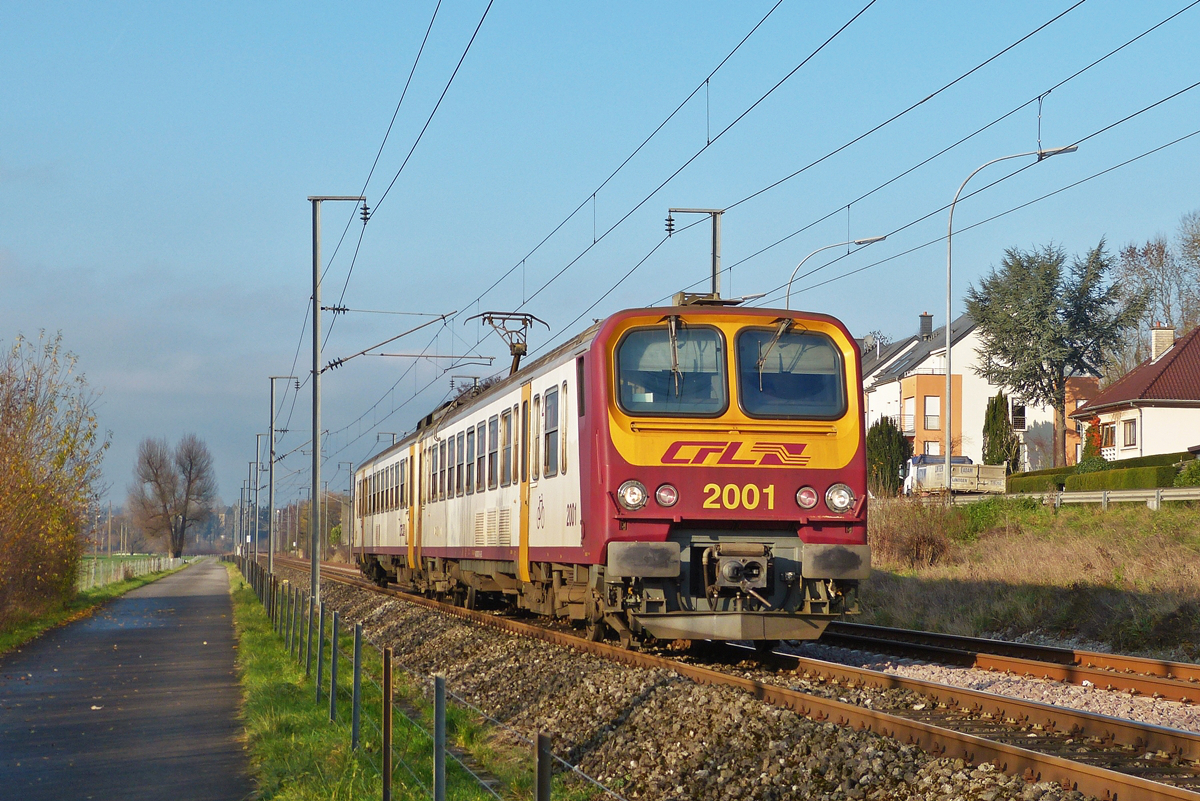 . Am 14.12.2015 gab es am Nachmittag ein paar Sonnenstrahlen und so profitierte ich mal wieder am Weg zwischen Lintgen und Mersch entlangzuwandern, dabei konnte der Triebzug Z 2001 in der N�he von Rollingen bildlich festgehalten werden. (Hans)