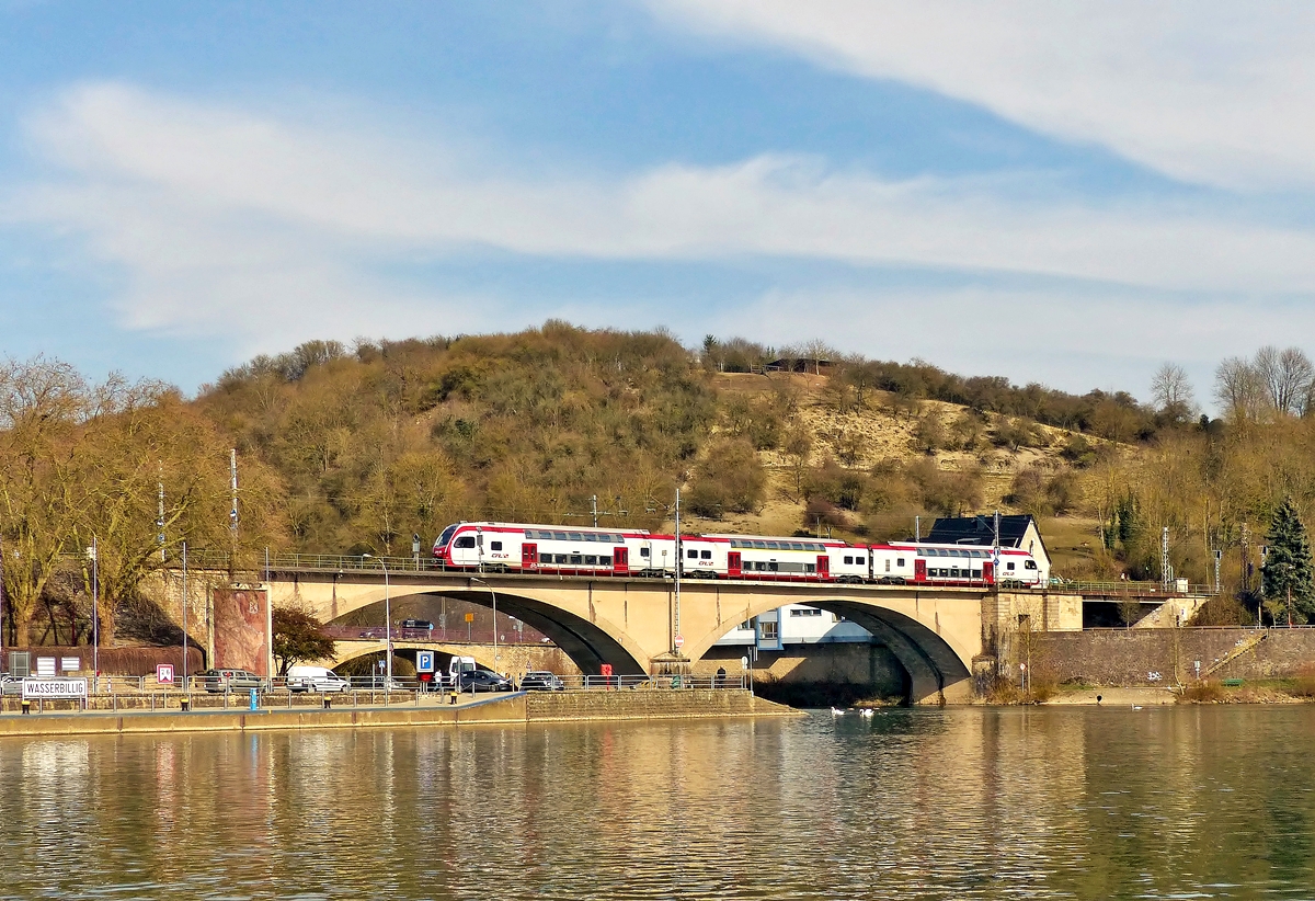 . Am 17.03.2015 waren wir schon wieder auf der F�hre Santa Maria von Oberbillig nach Wasserbillig, als wir eine 4000er im Bahnhof von Wasserbillig sahen. Die Kamera wurde in Position gebracht, um den G�terzug abzulichten, als pl�tzlich aus Richtung Trier der versp�tete RE 5112 Trier - Luxembourg auftauchte und noch zuerst �ber die Sauerbr�cke in Wasserbillig rollte. (Jeanny)