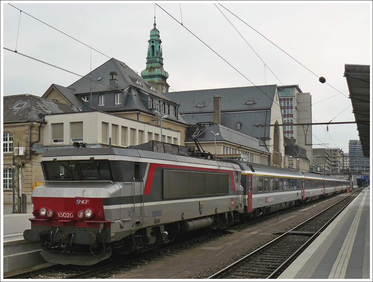 . Am 25.04.2009 war es an der BB 15020, um den EC 91  Vauban  Bruxelles Midi - Chur von Luxemburg nach Basel zu ziehen. 

Die BB 15020 pr�sentierte sich in der  livr�e multiservice , ein Design das mir pers�nlich nicht so gut gefiel. (Jeanny)