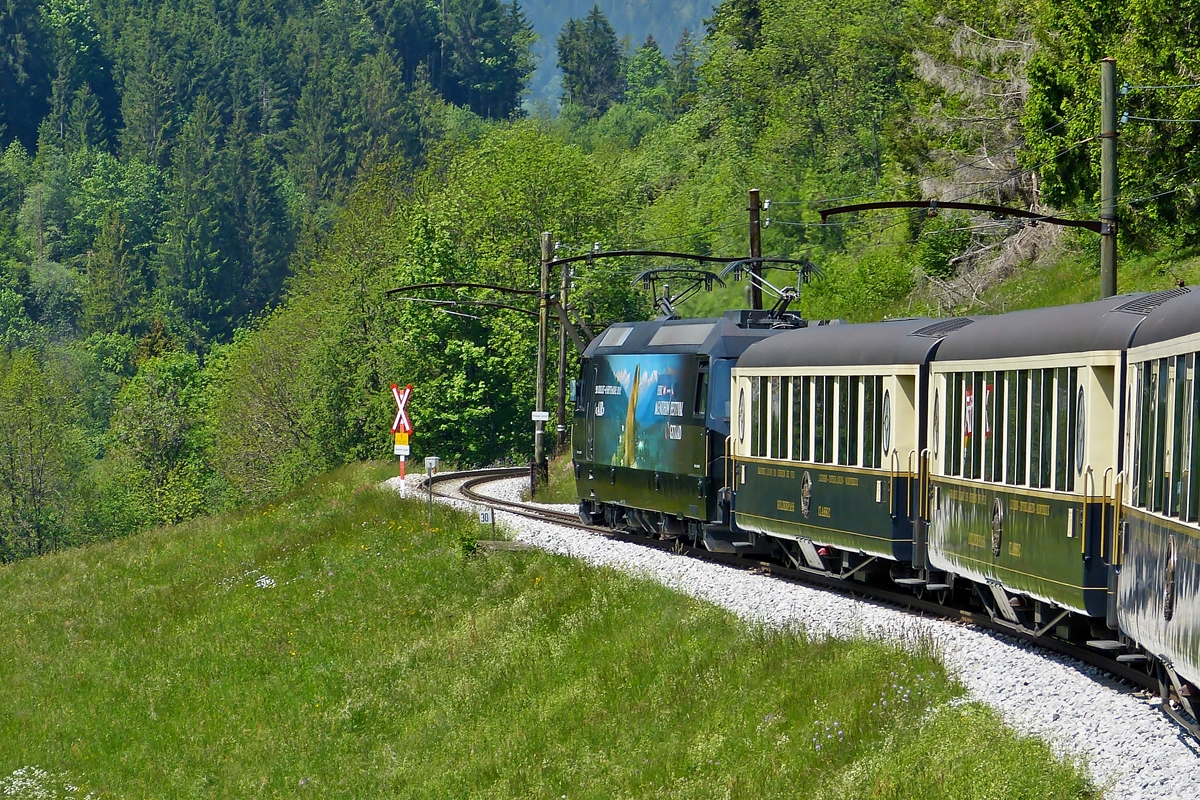 . Am 25.05.2012 standen die alten Fahrleitungsmasten noch zwischen Ch�teau d'Oex und Rossini�re, als die MOB Ge 4/4 8003 den Golden Pass Classic Zug von Zweisimmen nach Montreux zog. (Jeanny)