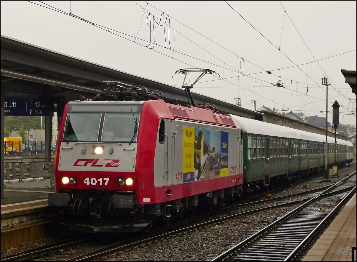 . Am fr�hen Morgen bei str�menden Regen f�hrt der G.A.R (Groupement des Amis du Rail) Sonderzug nach R�desheim in den Hbf von Trier ein. 05.10.2013 (Hans)

Der Zug besteht aus der CFL 4017, 4 Wegmann und dem Rendez-Vous Wagen. Die Werbung der 4017 ist �u�erst passend, widmet sie sich dem 40 j�hrigem Bestehen des Vereins Groupement des Amis du Rail (G.A.R.) und dem 35 j�hrigen Bestehen des Blankenberg Express, welcher auch von diesem Verein ins Leben gerufen wurde.
