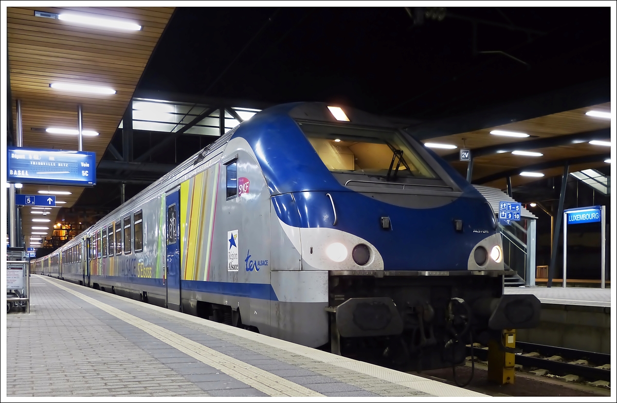. Am fr�hren Morgen des 10.12.2013 steht der RE 299 Luxembourg - Basel im Bahnhof von Luxemburg zur Abfahrt bereit. (Jeanny)