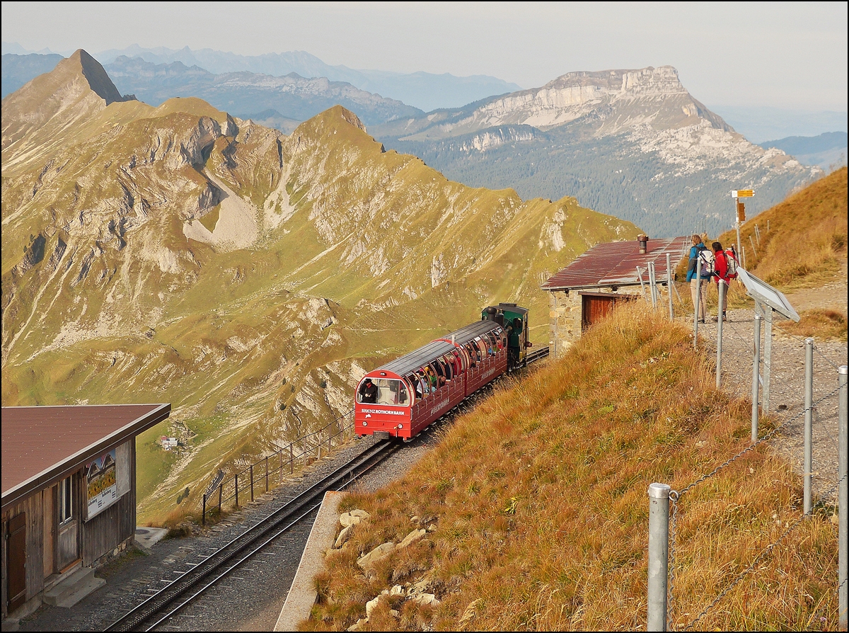 . Am Morgen des 28.09.2013 erreicht der erste BRB Zug die Station Rothorn Kulm. Mit an Bord sind die BB Fotografen und rechts im Bild ist die Tafel zu sehen, welche die Namen der vielen  Zacken  am Horizont verr�t. (Hans)