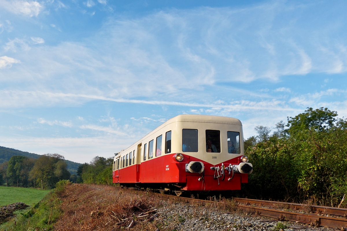 . Am Morgen des 28.09.2014 verkehrt der erste Zug der Museumsbahn CFV3V (Chemin de Fer � Vapeur des 3 Vall�es) auf der wundersch�nen Strecke zwischen Mariembourg und Treignes (Ligne 132). Der ex SNCF Picasso XBD 3998  Nancy  hatte die Ehre das Dampffestival an diesem Tag zu er�ffnen und ist hier kurz vor Vierves-sur-Viroin unterwegs. 

Die Strecke ist 14 km lang und wie schon der Name  Chemin de Fer � Vapeur des 3 Vall�es  sagt, f�hrt sie durch die T�ler der 3 Fl�sse: Eau Blanche, Eau Noire und Viroin. (Hans)