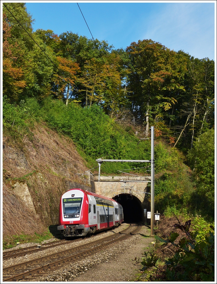 . Am Tunnelportal in Cruchten waren die herbstlich gef�rbten B�ume noch Mangelware, als am 19.10.2013 der IR 3737 Troisvierges - Luxembourg den Tunnel verliess. (Jeanny)