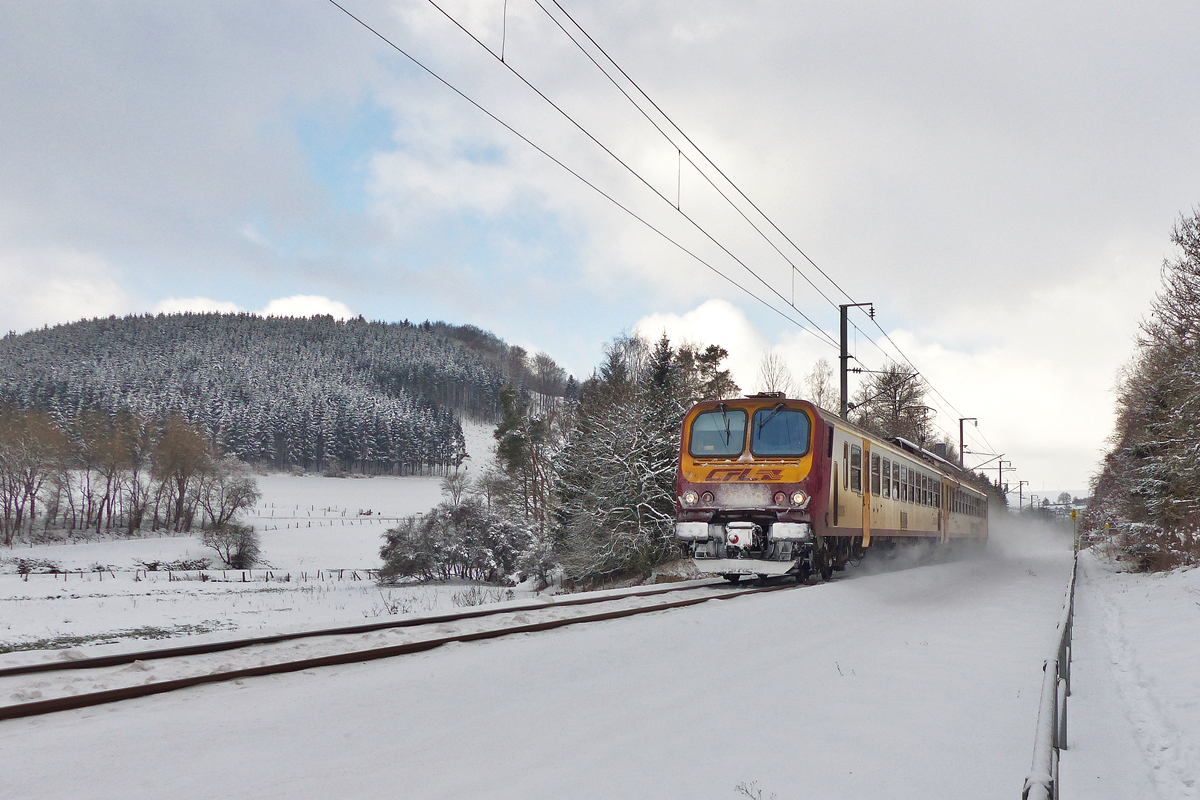 . Auch ein kleiner Z 2 kann viel Schnee aufwirbeln - W�hrend einer Fotowolke braust am 17.01.2016 der Triebzug Z 2009 als RE 3785 Troisvierges - Luxembourg  zwischen Sassel und Maulusm�hle �ber die luxemburgische Nordstrecke. (Jeanny) 