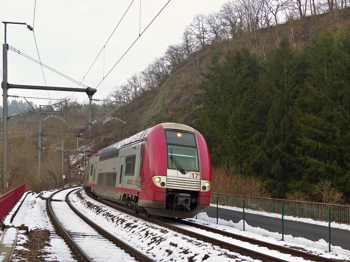 . Auf dem falschen Gleis - Seit dem Fahrplanwechsel im Dezember 2014 und der Einf�hrung des Halbstundentakts zwischen Kautenbach und Troisvierges, wird nachmittags der Zugverkehr in Kautenbach auf den Kopf gestellt. Die Z�ge fahren auf dem  falschen  Gleis in den Bahnhof ein.

Die Zugnummer kann ich nicht mit Sicherheit bestimmen, da an diesem Tag (06.01.2015) der Fahrplan so durcheinander geraten war, dass ein Zug ausfiel. Laut Fahrplan d�rfte es sich um den RE 3739 Troisvierges - Luxembourg handeln, welcher hier in den Bahnhof von Kautenbach einf�hrt. (Jeanny)