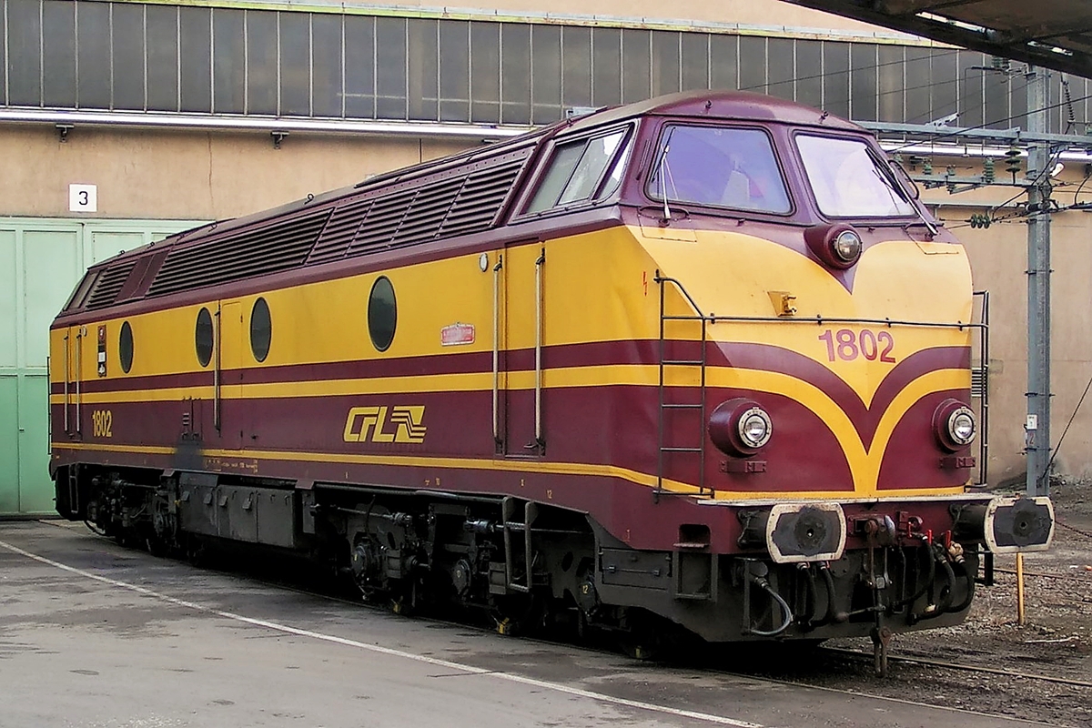 . Aus dem Archiv - Die 1802 war am 02.12.2004 vor dem D�pot im Bahnhof von Luxemburg Stadt abgestellt und konnte vom Gehweg neben dem Aufzug zur Fu�g�ngerbr�cke aus fotografiert werden. (Hans)