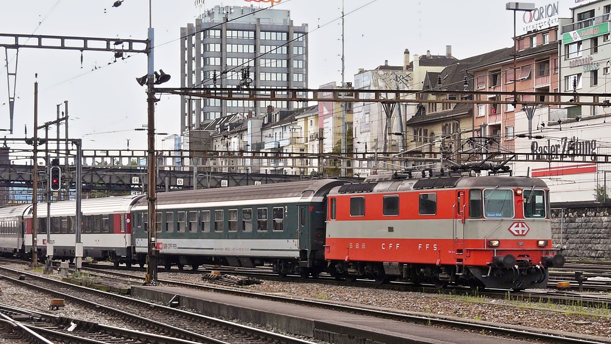 . Aus dem Archiv - Die Re 4/4 II 11108 in der Swiss Express Farbgebung f�hrt am 04.08.2008 in den Bahnhof Basel SBB ein. (Jeanny)