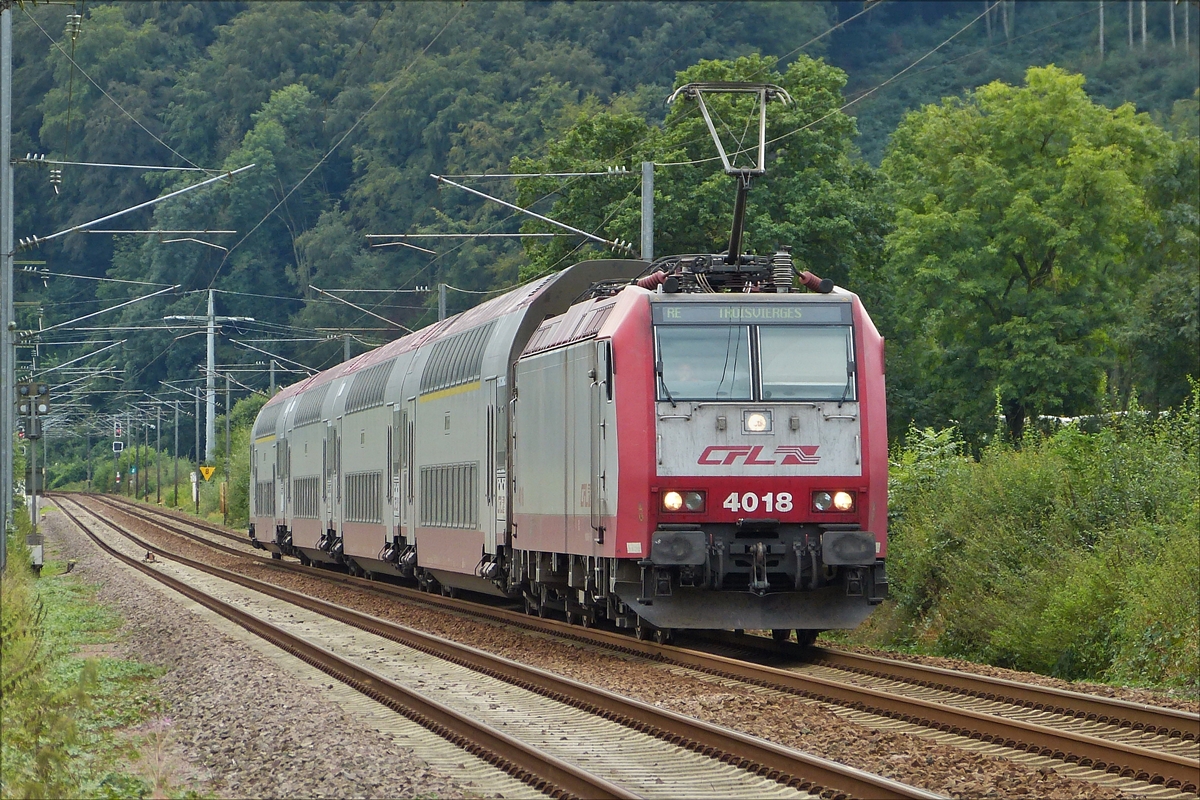 . Ausser Baustellenbilder gelang mir heute auch noch ein Zug Bild. CFL 4018 zieht ihren Zug als RE 3764, auf dem Gegengleis, wegen der Baustelle hinter Ettelbr�ck, in Richtung Norden an Erpeldange vorbei.  11.09.2016