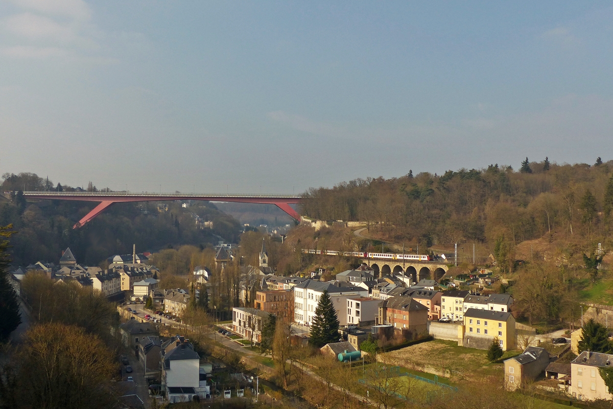 . Aussicht in der Stadt Luxemburg auf den Stadtteil Pfaffental (luxemburgisch: Pafendall) mit der Gro�herzogin-Charlotte-Br�cke (luxemburgisch: Roud Br�ck), die eines der Wahrzeichen der Stadt Luxemburg ist, und der Z 2 Dreifacheinheit, die als RB 3639 Diekirch - Luxembourg den Gr�newald Viadukt (L�nge: 70 m, H�he: 15,2 m, 7 B�gen von 8 m Durchmesser) bef�hrt. 23.03.2015 (Jeanny)