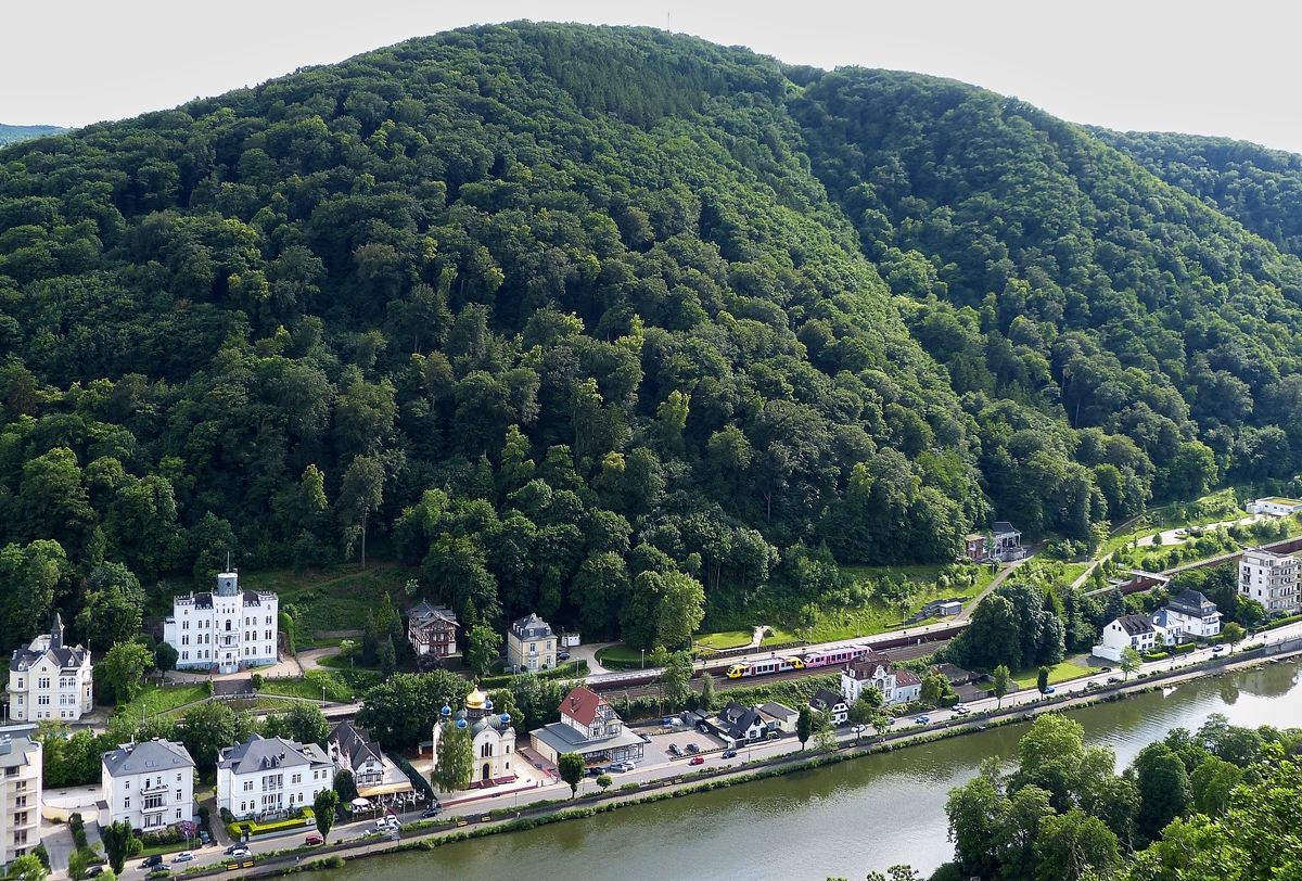 . Bad Ems - Von der Bismarckh�he hat man eine wundersch�ne Aussicht auf die Lahn und zwei gekuppelte HLB LINT 41, welche sich dem Bahnhof von Bad Ems n�hern. 25.05.2014 (Jeanny)