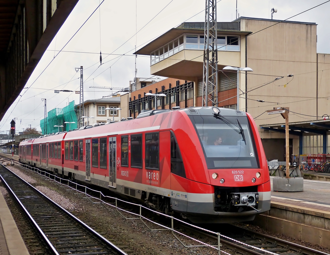 . Baustelle Trierer Hauptbahnhof - Der Alstom Coradia LINT 81 620 522 der DB Regio (VAREO) stand am 03.11.2014 am Bahnsteig und wie man sieht wird im Hauptbahnhof von Trier flei�ig gearbeitet. (Hans)