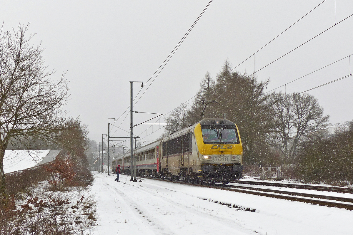 . Bei sch�nstem Sonnenschein sind wir heute nachmittag losgefahren um Schnee-Bahnbilder zu machen. Kaum angekommen in Wilwerwiltz begann es wieder zu schneien und so zog die 3018 (mit nur einem Spitzenlicht) den IC 112 Liers - Luxembourg im Schneegest�uber �ber die Nordstrecke. 16.01.2016 (Jeanny)  