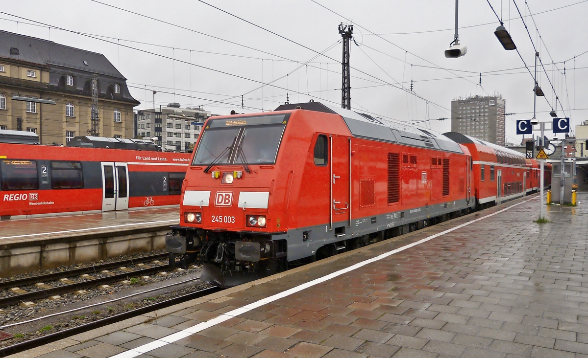 . Bei str�menden Regen verl�sst die 245 003 mit ihrem Zug den Hauptbahnhof von M�nchen in Richtung Abstellplatz. 07.10.2015 (Hans)