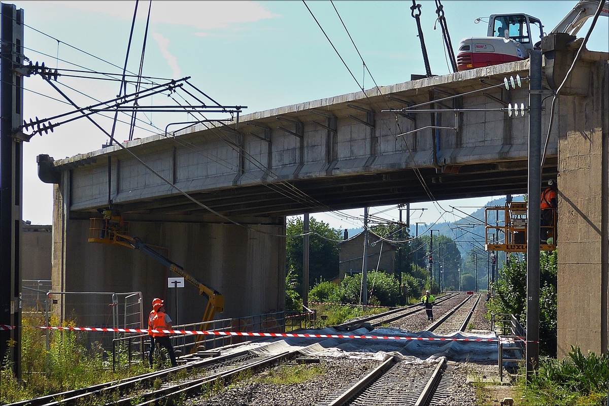 . Blick am 01.09.2016 vom Bahnsteig im Bahnhof Mersch auf den verbleibenden Teil, welcher noch abzurei�en bleibt, die Arbeiten liegen gut im Zeitplan weil die Zugstrecke noch bis zum 12.09. gesperrt ist noch. 