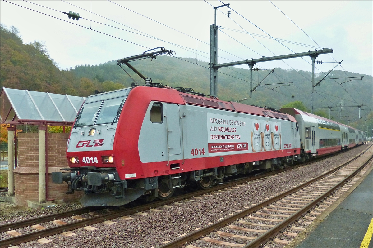 . CFL hat wieder eine Werbelok,  4014 mit Werbung f�r die neuen TGV Verbindungen ab Luxemburg, nach Stra�bourg in 1 Std und 39 min, nach Lyon in 5 Std 33 min; nach Marseille in 7 Std 23 min, gesehen bei tr�bem Wetter am 08.10.2016 in Kautenbach.