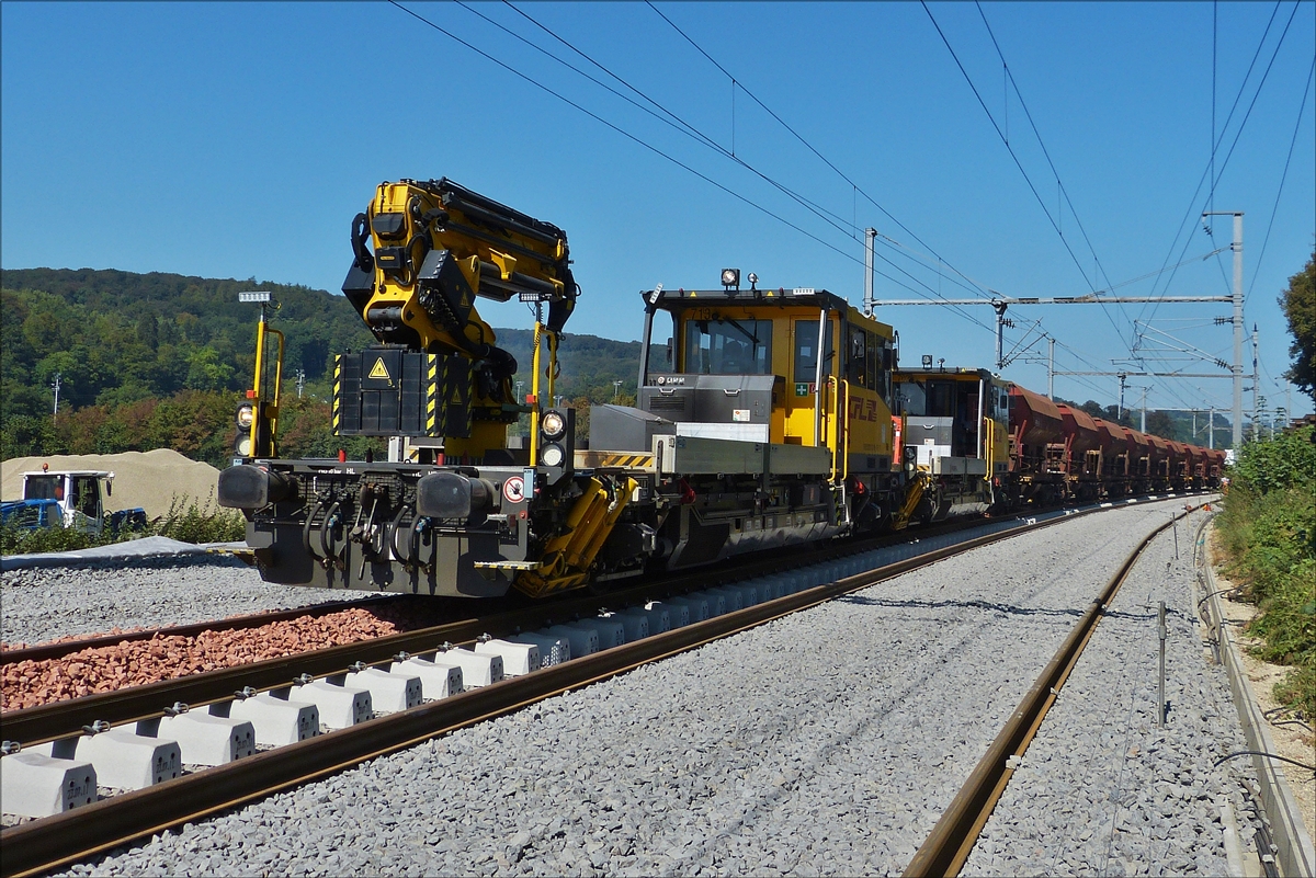 . CFL Robel 713 & 702 ziehen ihren mit Schotter bef�llten Zug �ber die Gleisbaustelle in Schieren, um den Schotter zwischen den Gleisen und den Betonschwellen grob zu verteilen. 07.09.2016 (Hans)