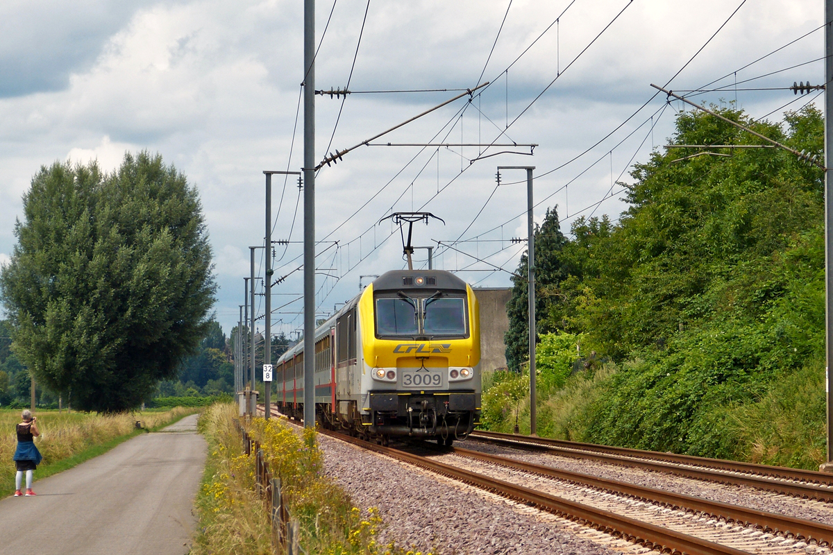 . Da will man mal wieder Bahnfotos machen, dann l�uft einem doch glatt eine Bahnfotografin in's Bild. ;-) Die 3009 zieht am 30.07.2016 den IC 112 Liers - Luxembourg durch das Alzettetal in der N�he von Rollingen/Mersch. (Hans) http://wwwfotococktail-revival.startbilder.de/bild/Eisenbahn~Luxemburg~Verschiedenes/510063/-cfl-3009-mit-ic-112.html 