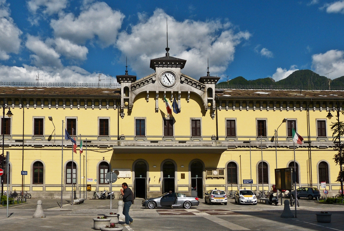 . Das Empfangsgeb�ude des Bahnhofs Domodossola von der Stra�enseite aus gesehen am 23.05.2012. (Jeanny)